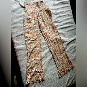 Perfect billabong pants only worn one time. Large flare bottom ribbed waste.